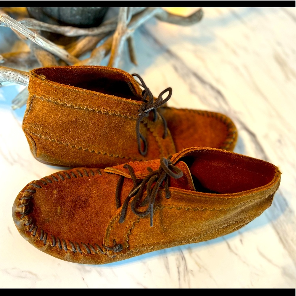 Minnetonka size 7 Lace-Up Moccasins